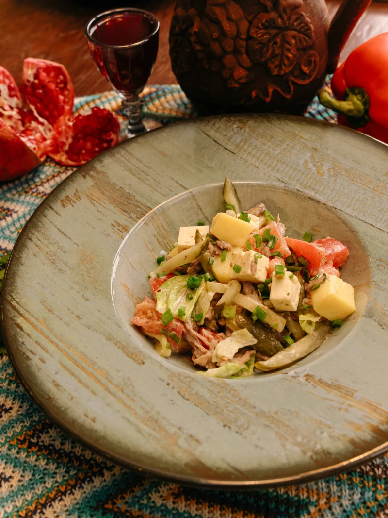 Салат из говядины под соусом аджика