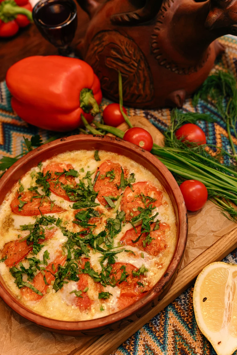 Сулугуни с томатами на кецзе