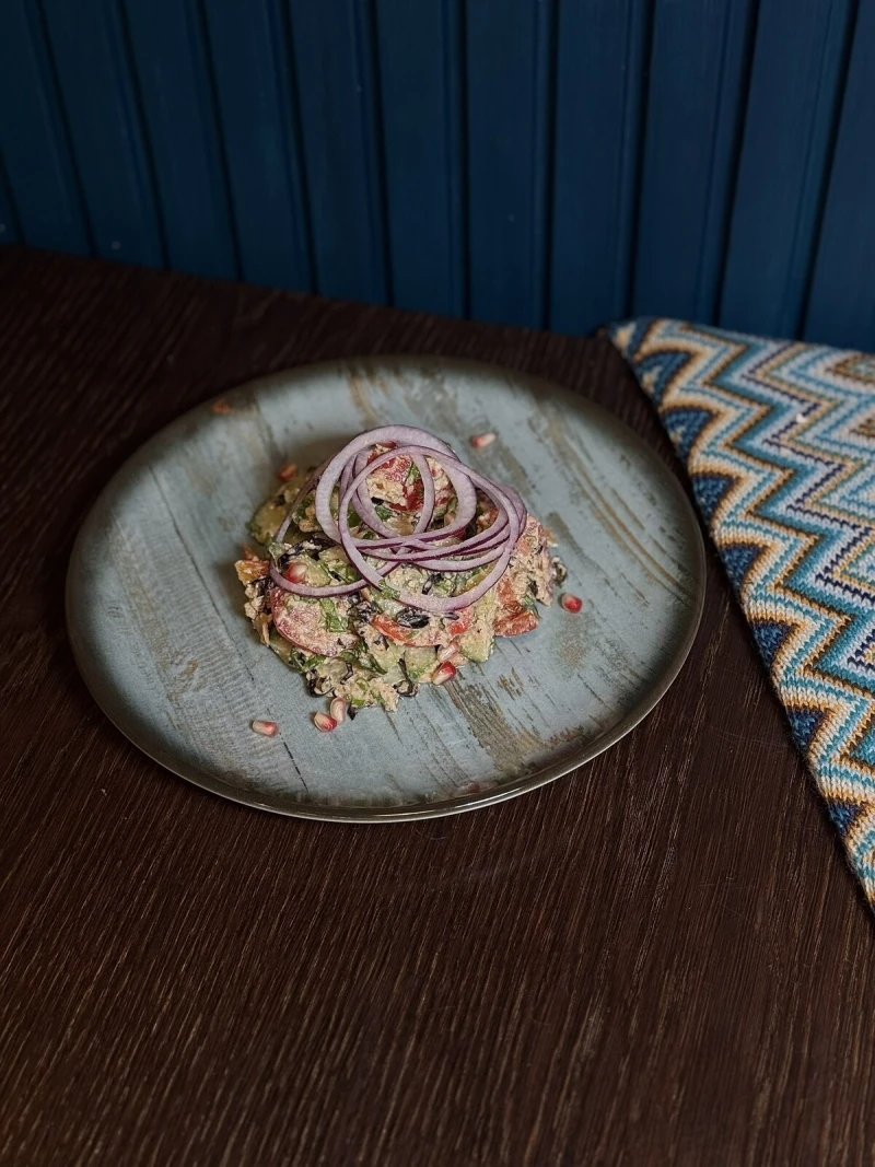 Салат овощной с орехами