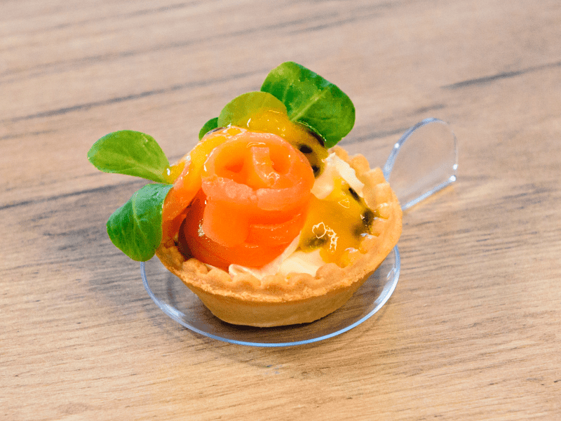 Тарталетка с лососем и маракуей