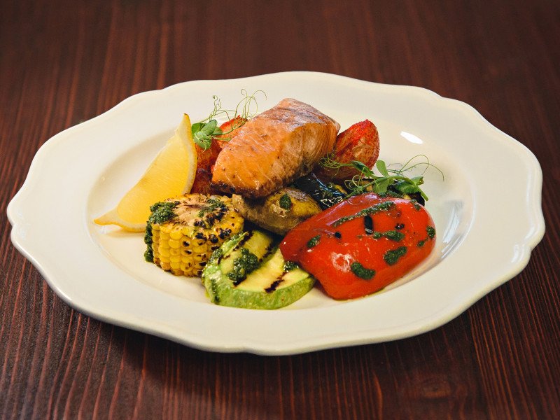 Стейк из семги, картофель по-деревенски, овощи гриль