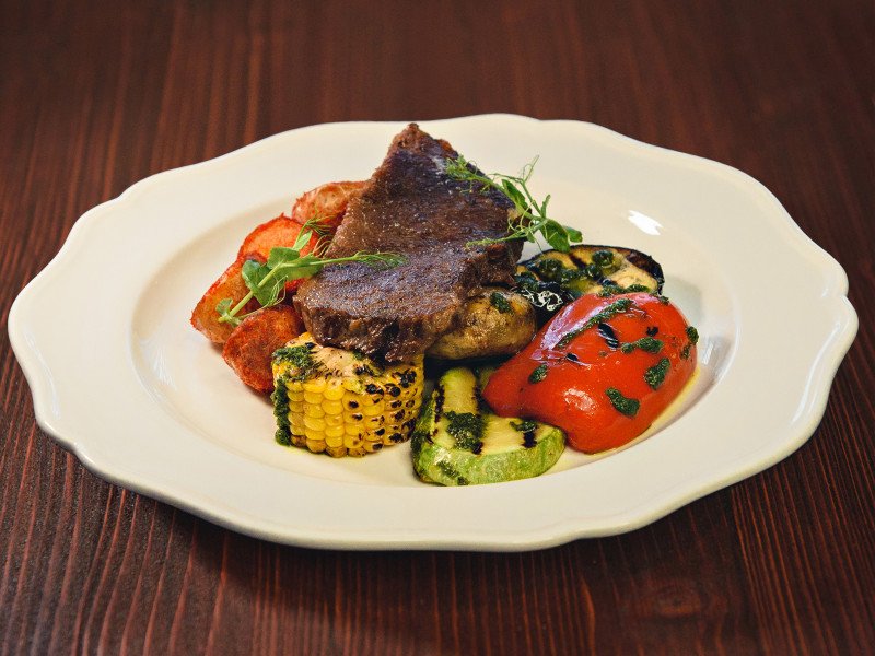 Говядина запечёная с картофелем по-деревенски и овощами гриль