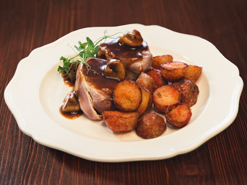 Турнедо из свиной вырезки с беконом с картофелем по-деревенски