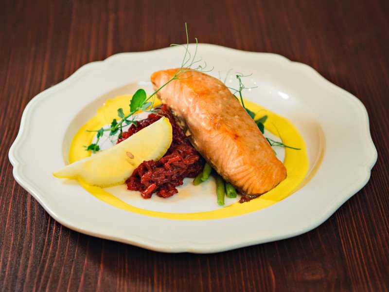 Стейк из семги, свекольное ризотто