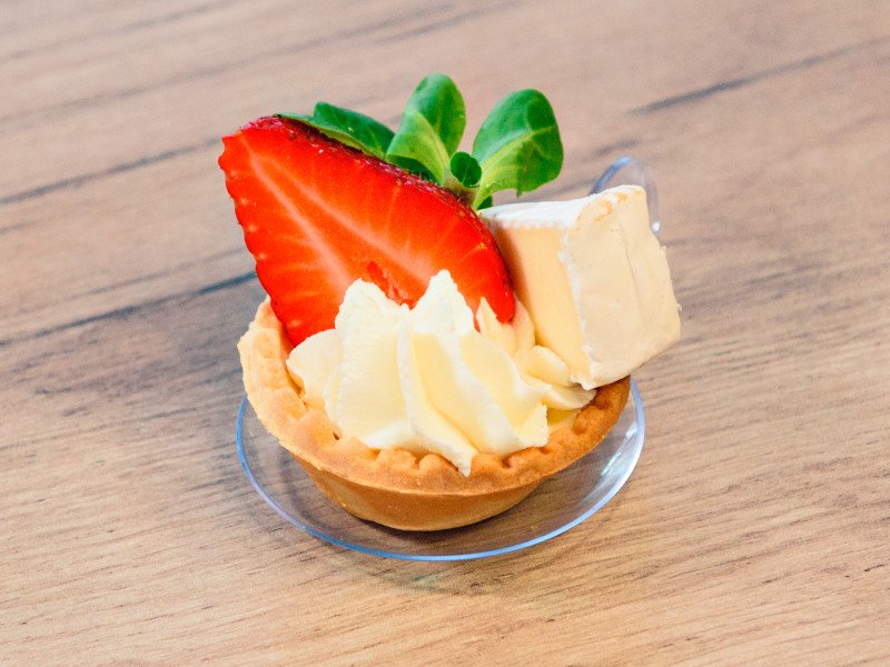 Тарталетка с бри и клубникой