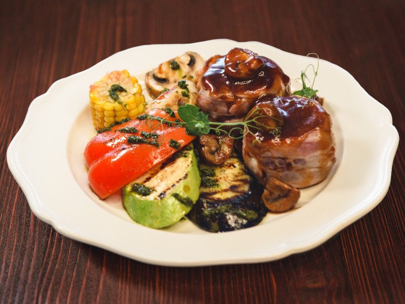 Турнедо из свиной вырезки с беконом с овощами гриль
