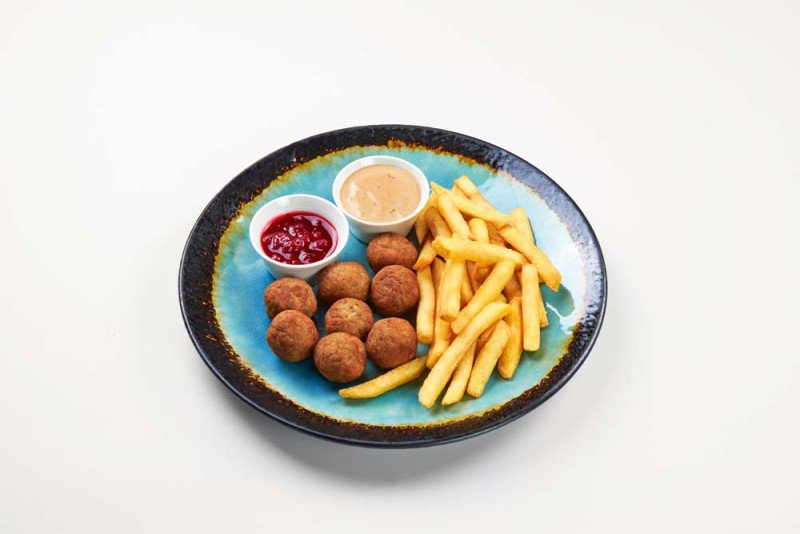 Фрикадельки куриные с картофелем фри