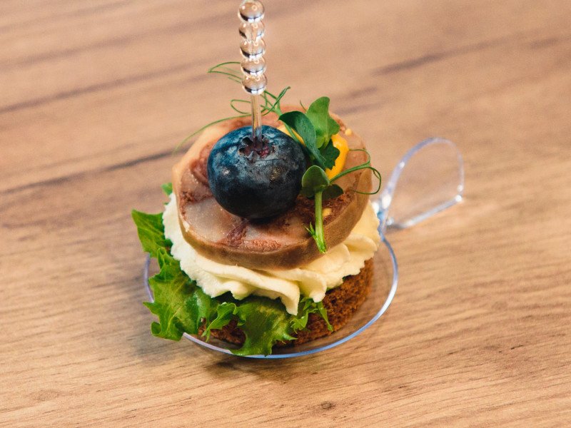 Кростини Конина, сыр и голубика