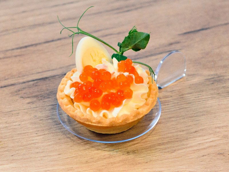 Тарталетка икра и перепелинное яйцо 