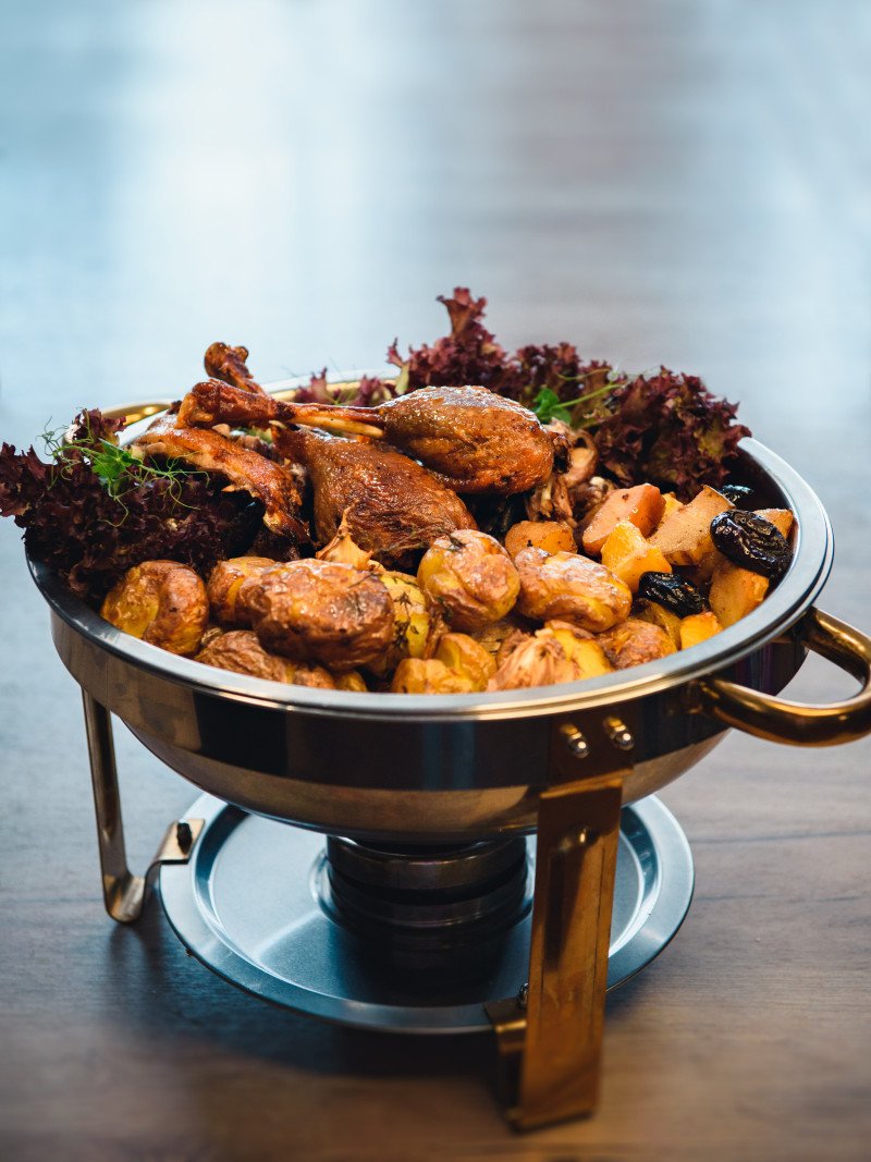 Гусь запеченый с фруктами и картофелем конфи