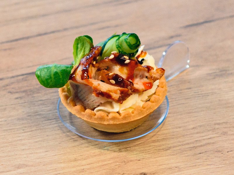 Тарталетка с угрём, сыром и огурцом