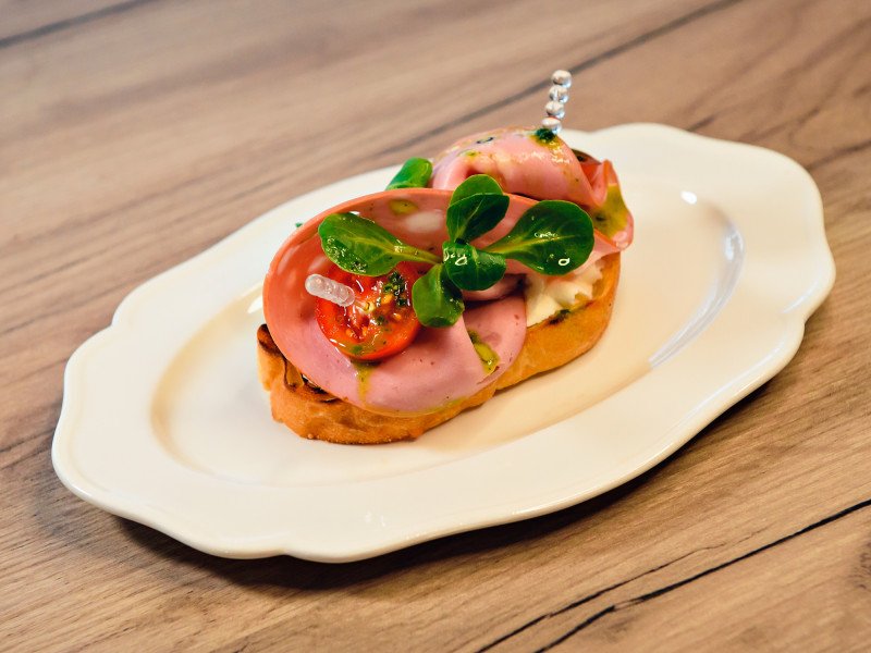 Брускетта Мортаделла с сыром и песто