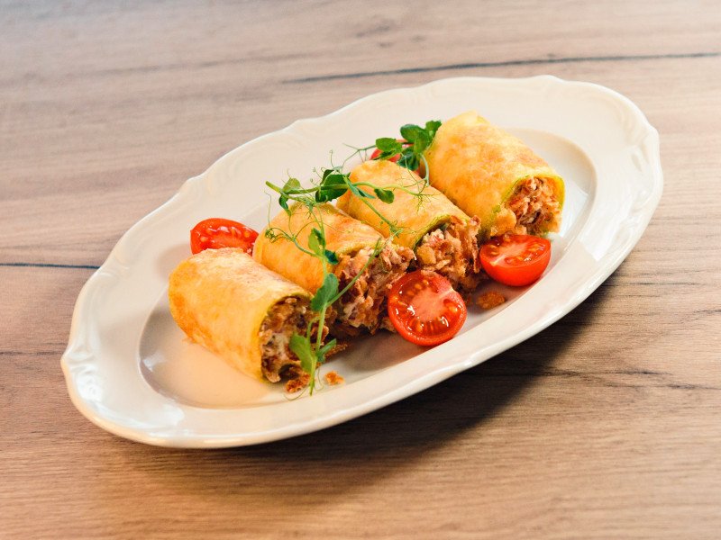 Рулетики из цукини с овощами и вялеными томатами