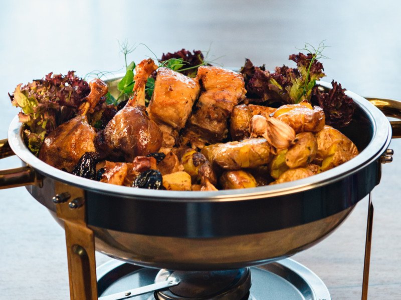 Утка запеченая с фруктами и картофелем конфи