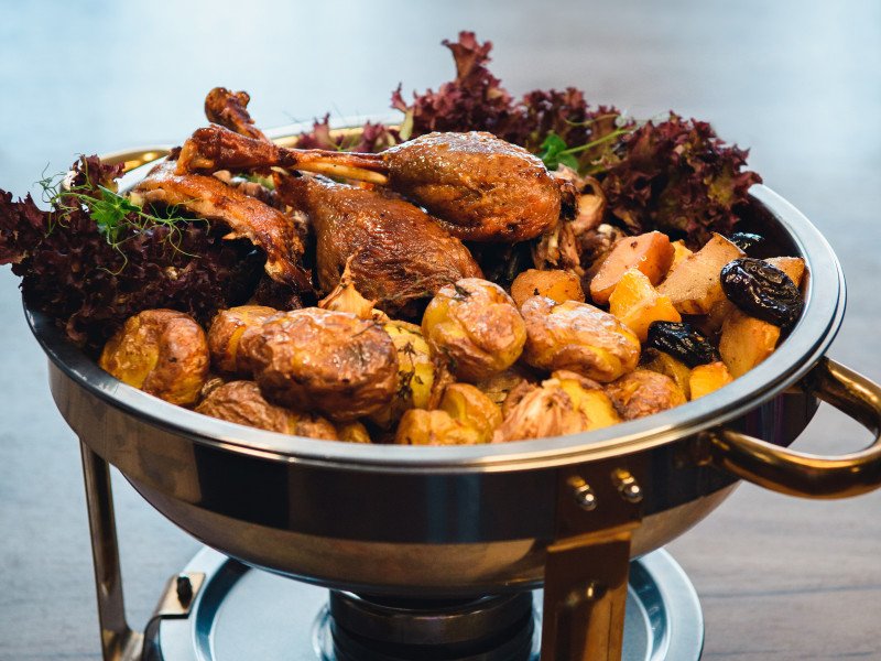 Гусь запеченый с фруктами и картофелем конфи