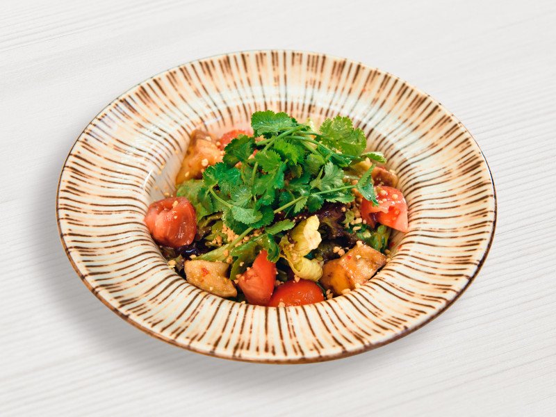 Тёплый салат с баклажанами 