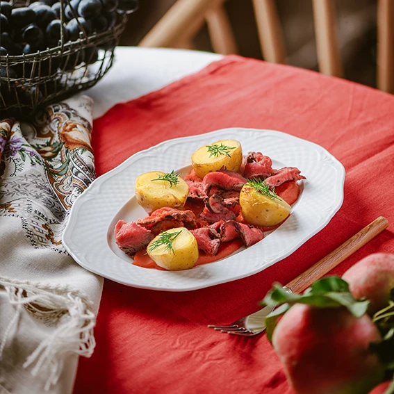 Говядина с перечным соусом и молодым картофелем