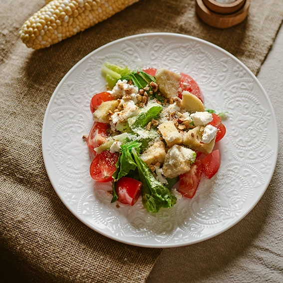 Салат с хрустящими баклажанами и фундуком