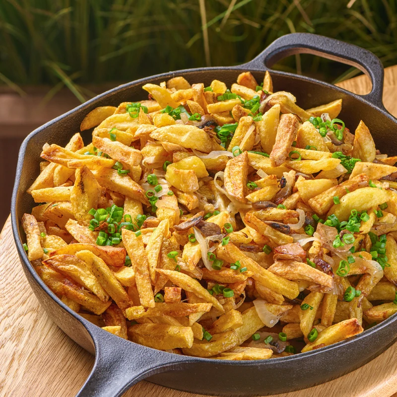 Сковорода жареной картошки с грибами