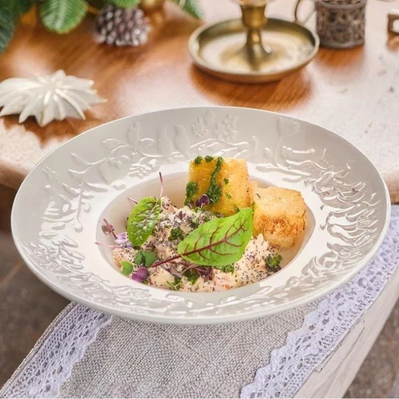 Салат с копченым бедром и гренками