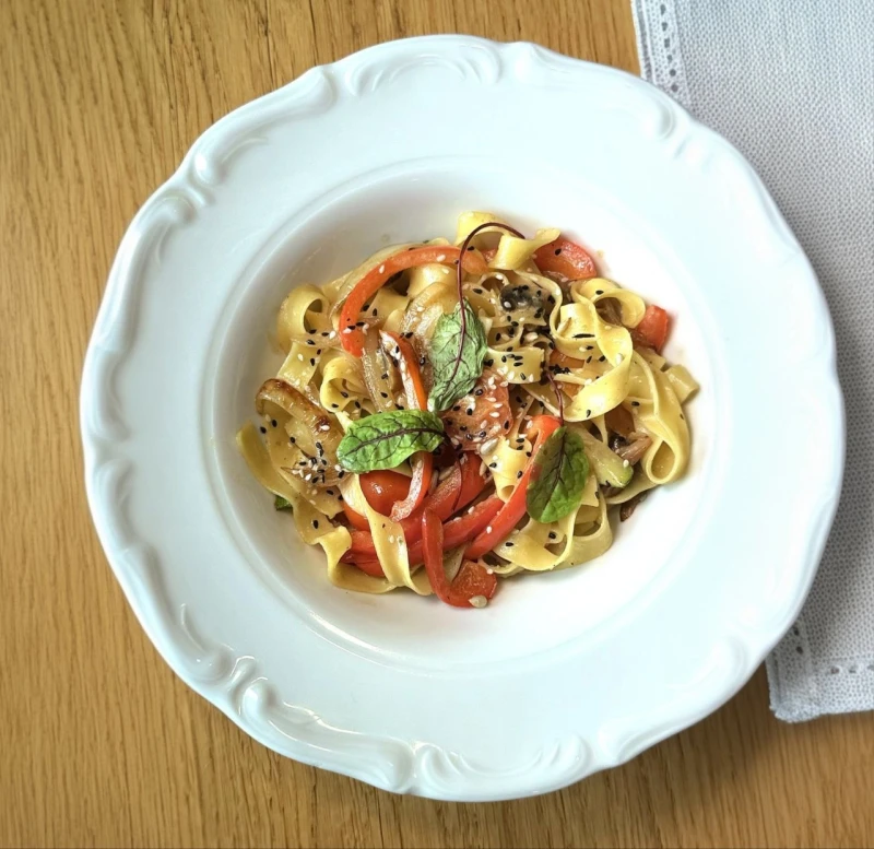 Лапша с овощами с кокосовыми сливками