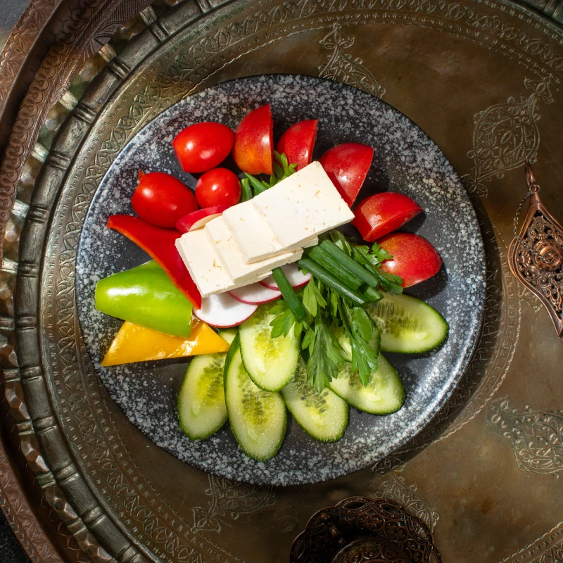 Овощная нарезка с сыром и зеленью