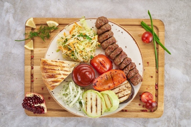 Люля из говядины с овощами гриль