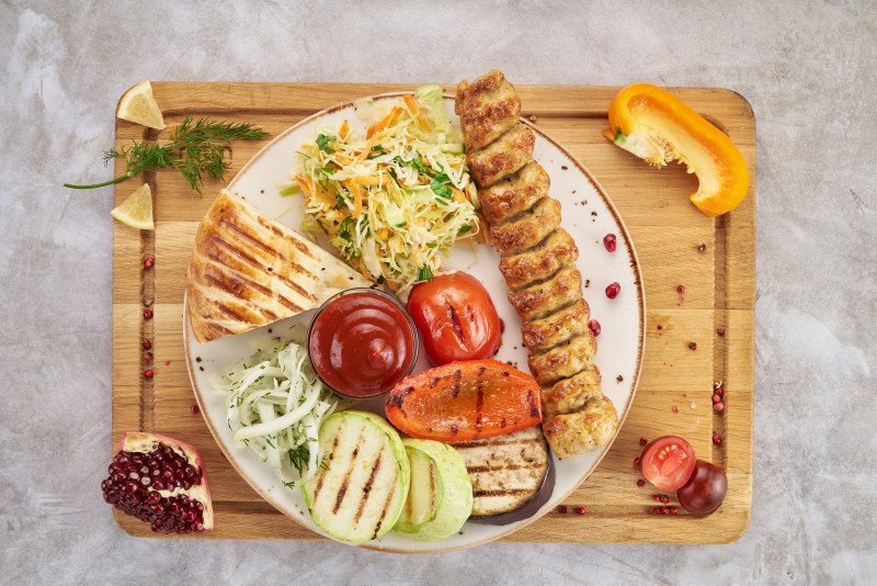 Люля из свинины с овощами гриль