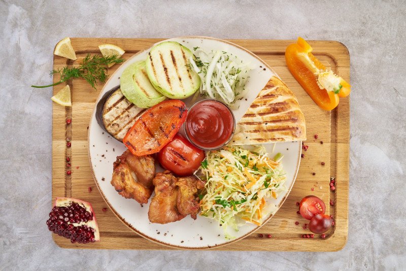 Шашлык из курицы с овощами гриль