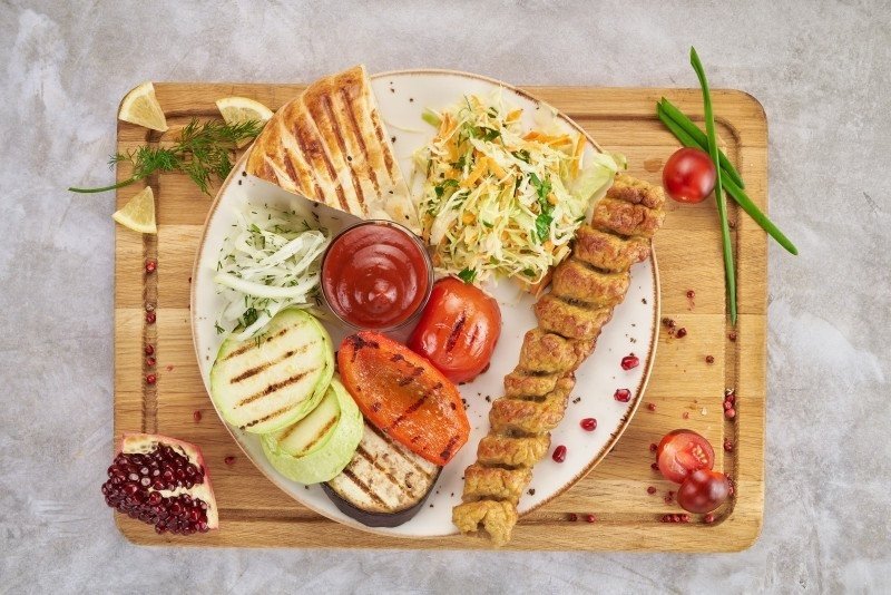 Люля из курицы с овощами гриль