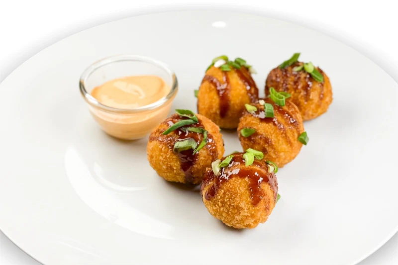 Хрустящие сырные крокеты с беконом и халапеньо
