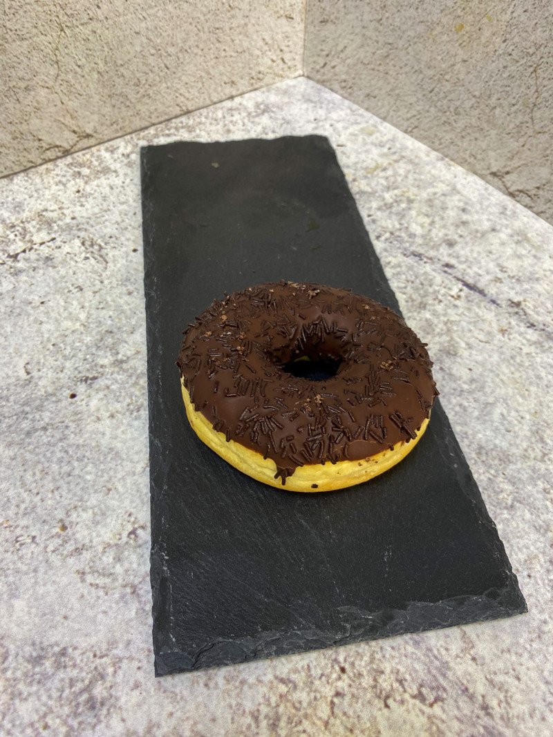 Донат с шоколадной глазурью 