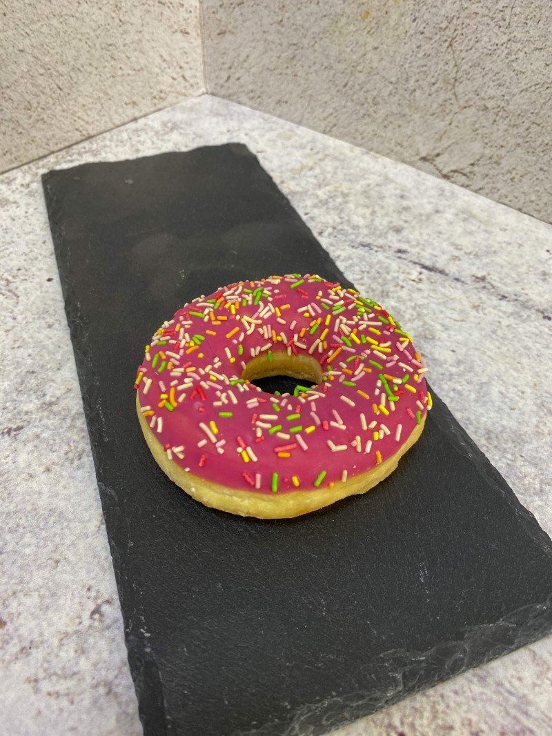 Донат с клубникой 