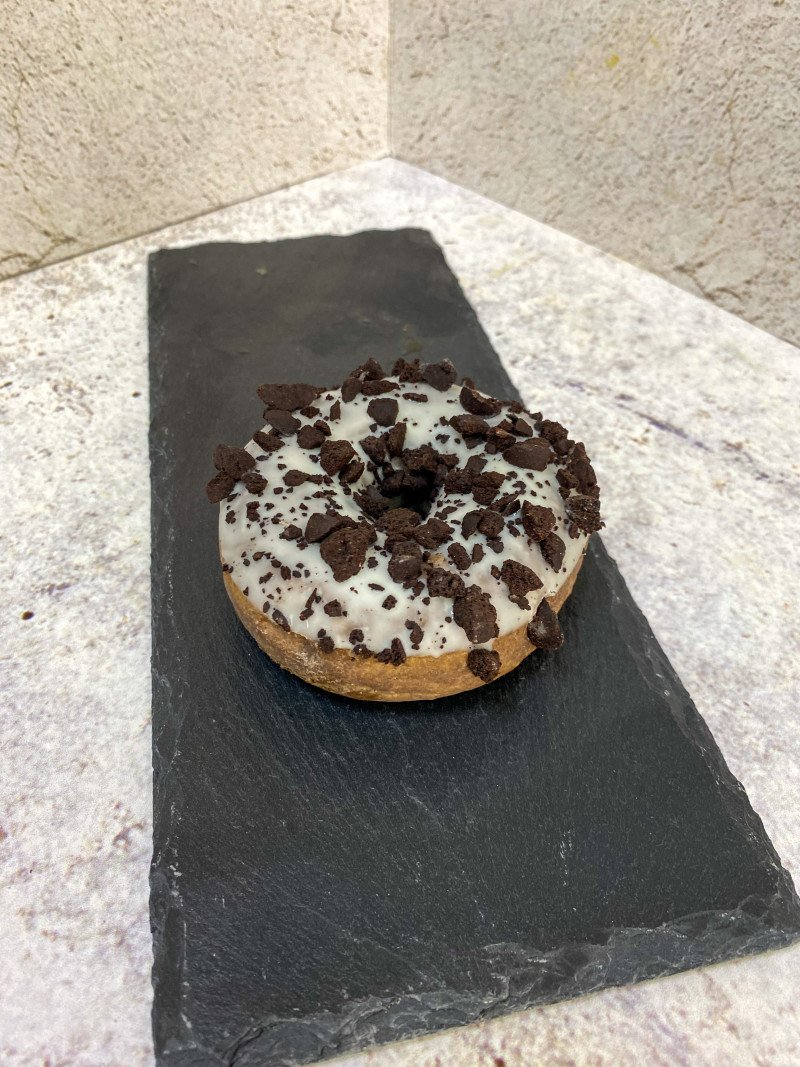 Донат с кусочками печенья 