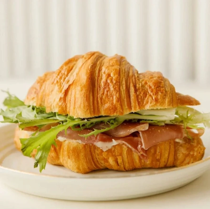   Круассан с пармской ветчиной