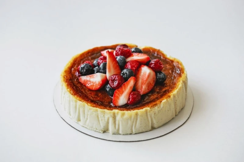 Баскский чизкейк с ягодой