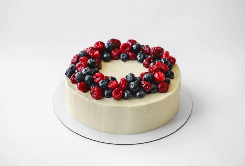 Медовик с ягодой