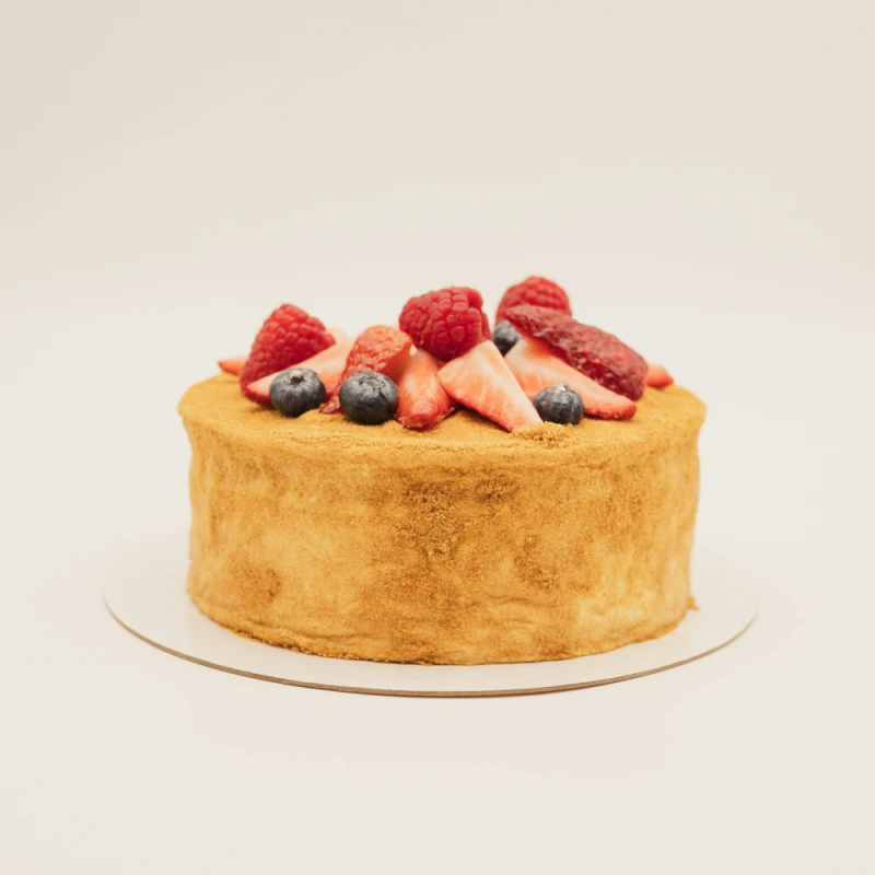 Медовик с ягодой