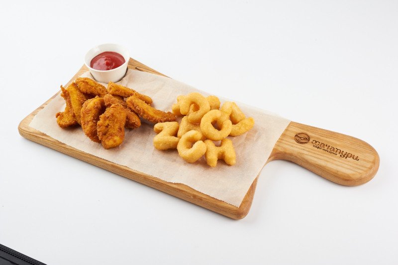 Куриные стрипсы с картофельным алфавитом