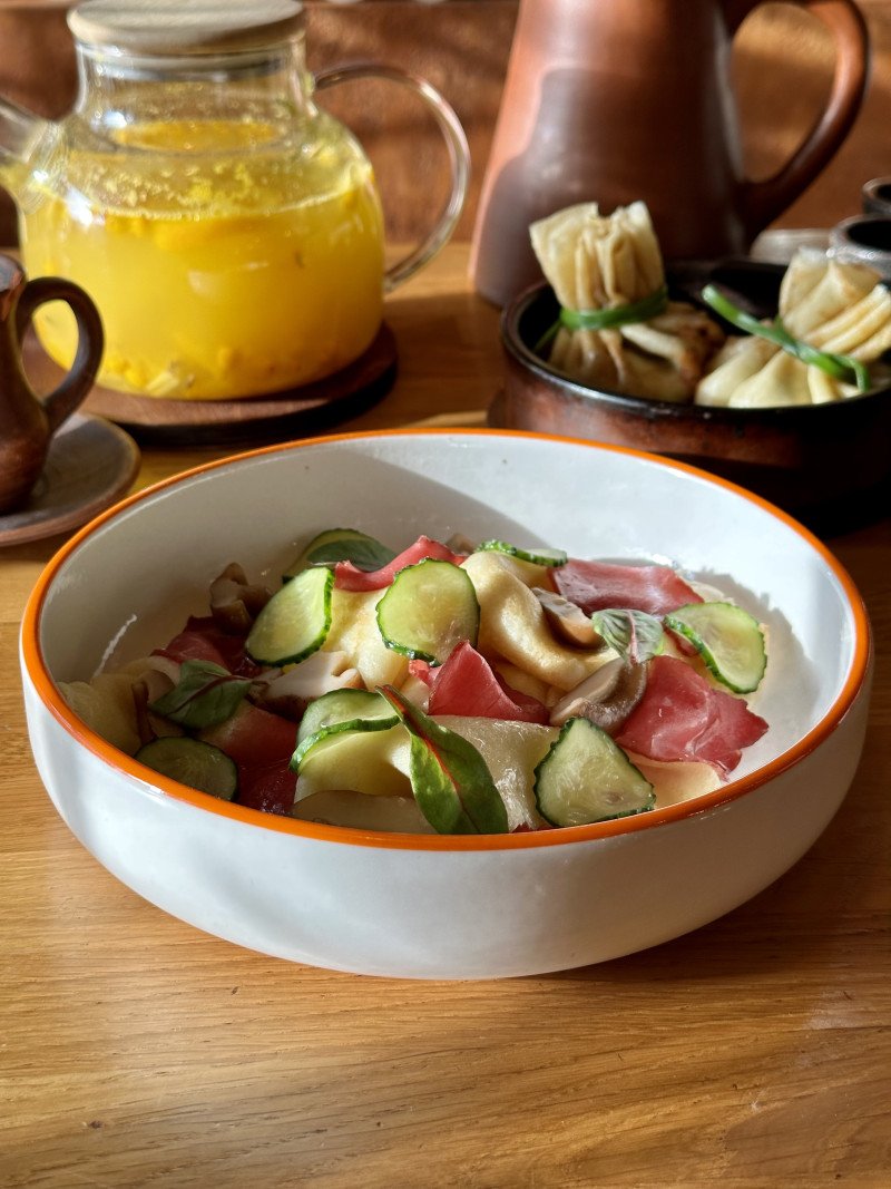 Блины с сырокопченой говядиной, груздями и малосольными огурцами