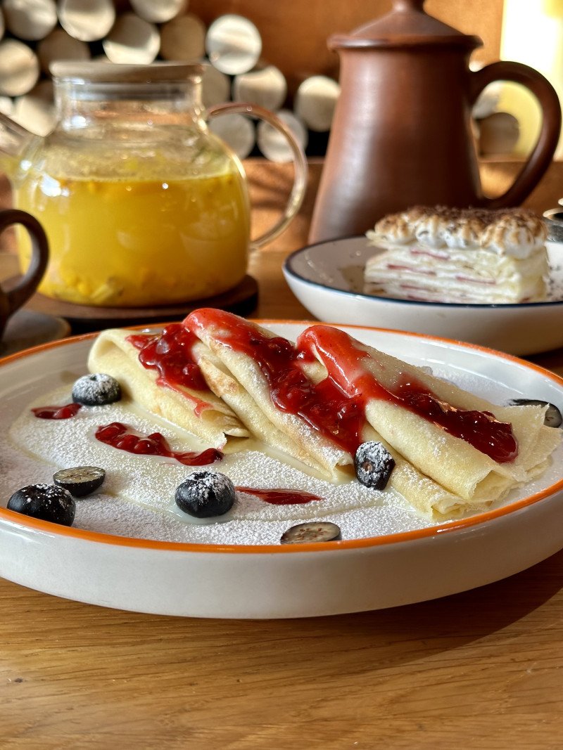 Блины с брусничным соусом