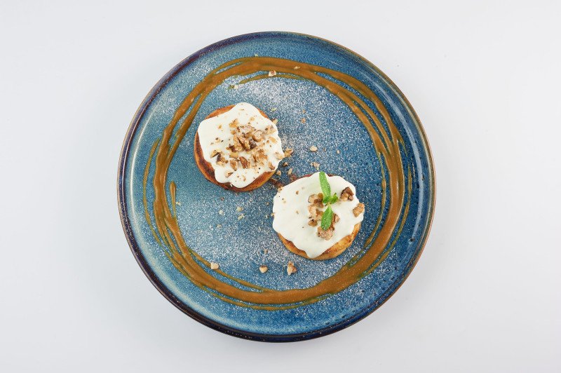 Сырники с карамельным соусом и орехами