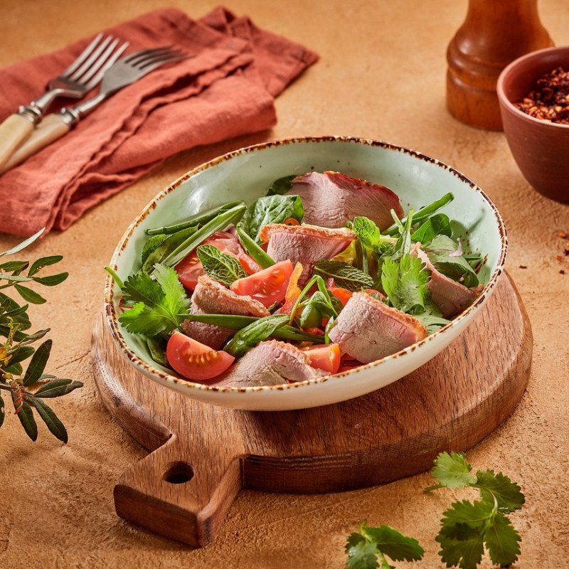 Салат с подкопчённой уткой, овощами и ореховым соусом