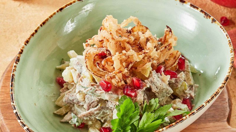 Салат с языком и соусом цахтони