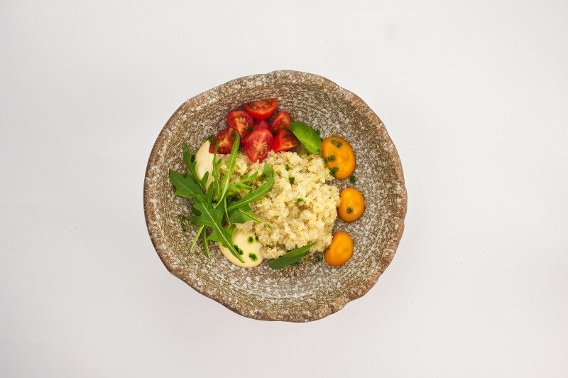 Киноа с рукколой и томатом