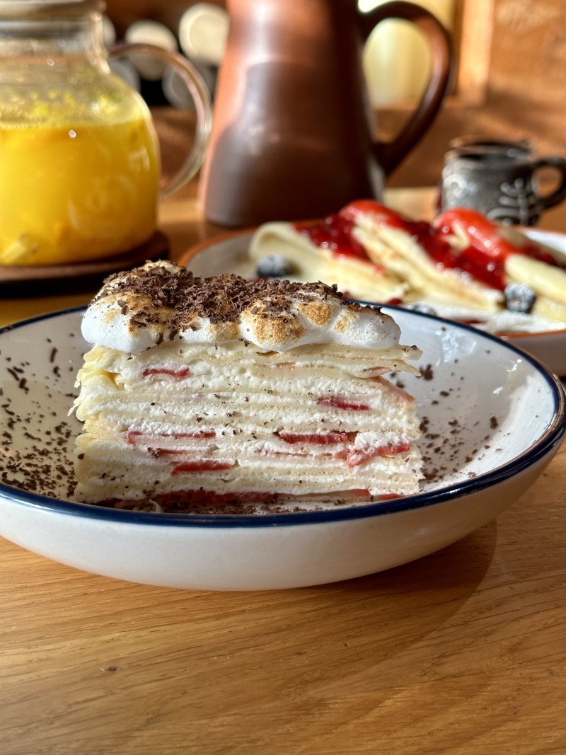 Торт блинный с клубникой