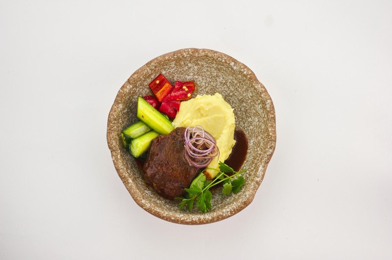 Печеная говяжья щека в грузинском стиле