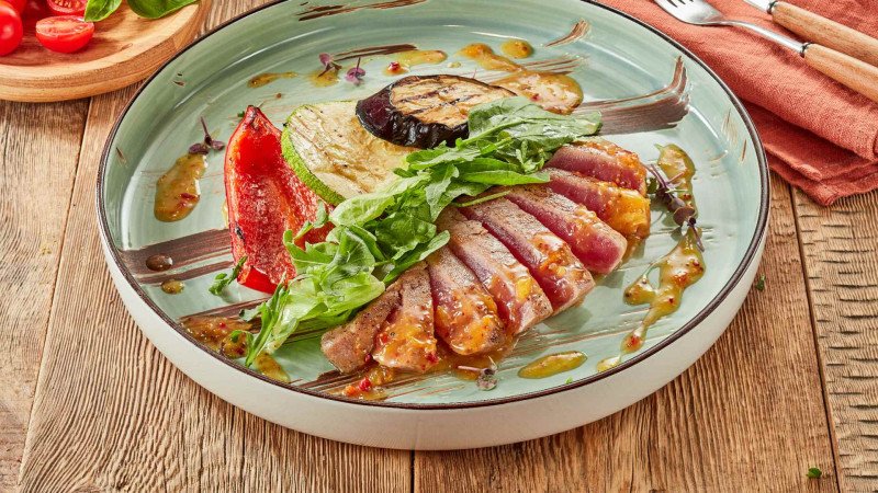 Жареный стейк желтопёрого тунца