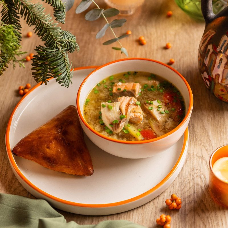 Уха по-сибирски с расстегаем