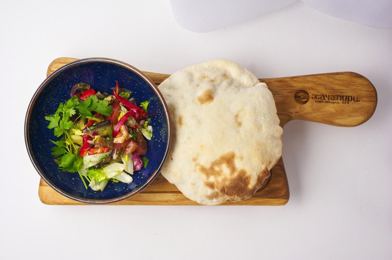 Салат с печеным баклажаном и арабской питой